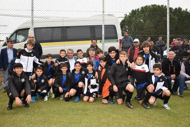 Yunusemre’de Çocuk Hakları Günü Futbol Şenliği Düzenlendi