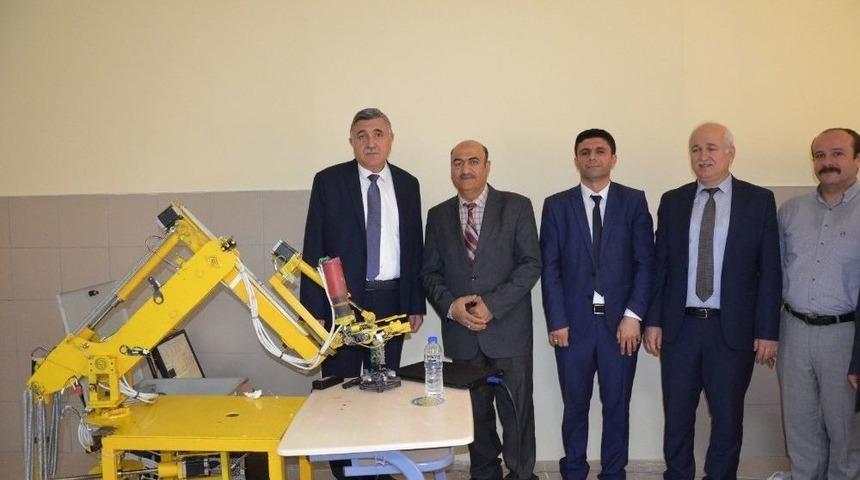 Doktora &Ouml;ğrencisi 5 Eksenli Yerli Robot Tasarladı