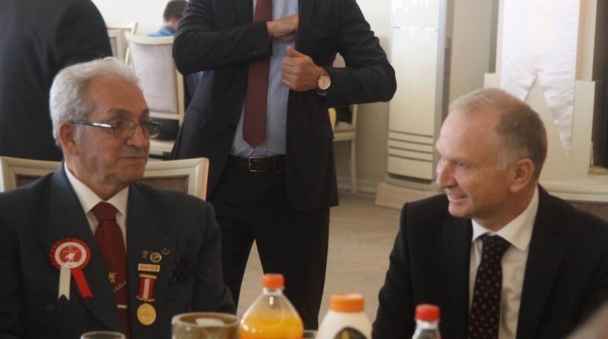 Vali Ceylan Şehit Aileleri Ve Gazilerle Buluştu