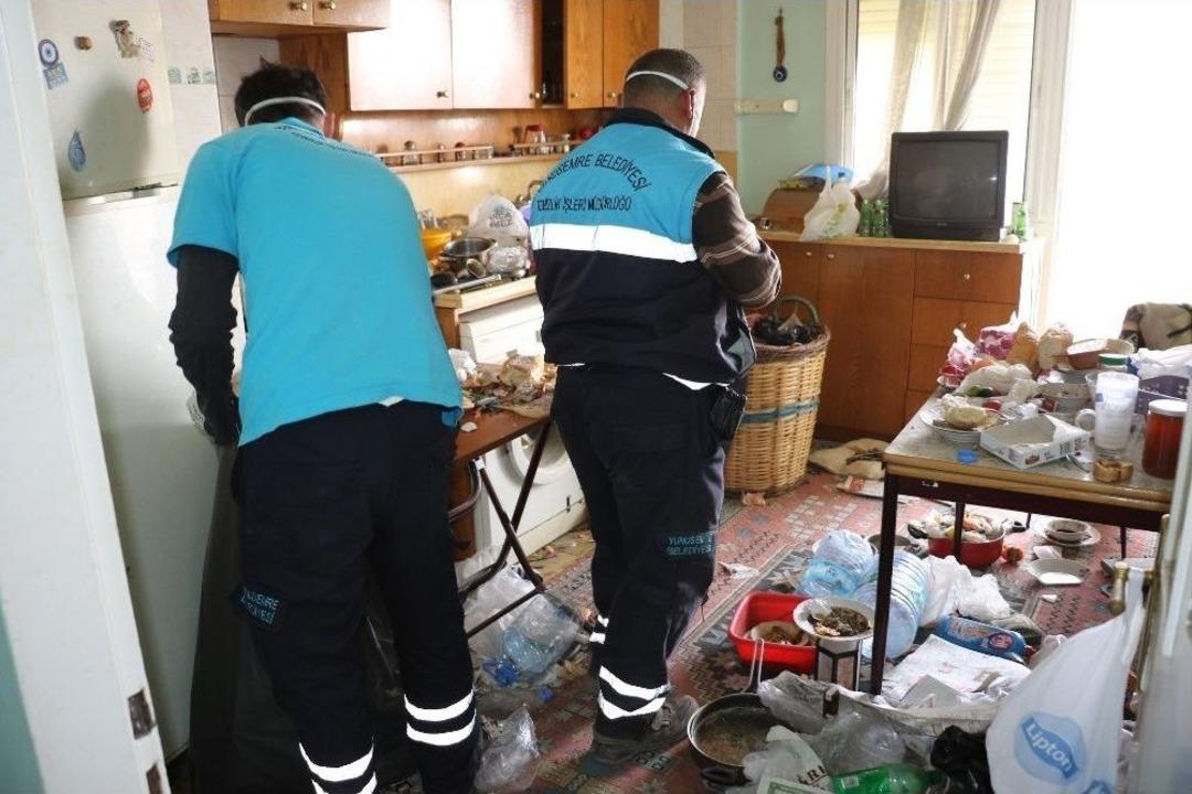 Yaşlı Adamın Evinden 3 Kamyonet &Ccedil;&ouml;p &Ccedil;ıktı