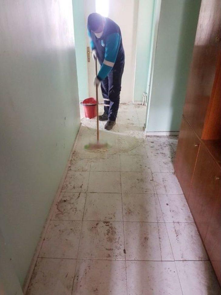 Yaşlı Adamın Evinden 3 Kamyonet Çöp Çıktı G5