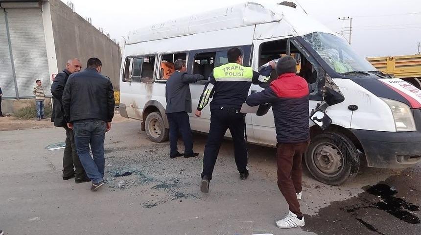 &Ouml;ğrenci Servisi Kaza Yaptı: 15 Yaralı