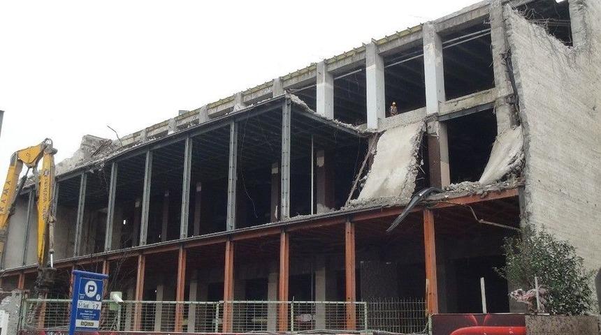 Taksim’deki Atatürk Kültür Merkezi’nde Yıkım Çalışmaları Sürüyor