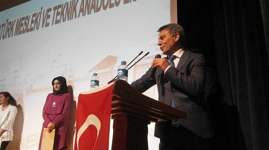 Lise &Ouml;ğrencilerinin Mezuniyet Sevinci