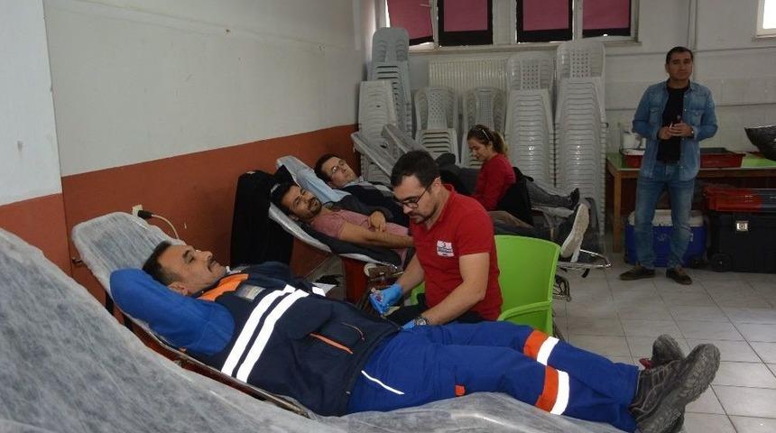 &Ouml;ğretmen Ve Velilerden Kan Bağışı