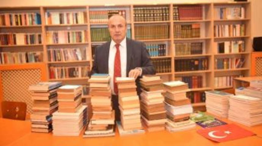 Emekli General Tokatlı, K&uuml;t&uuml;phanesini Taşk&ouml;pr&uuml;&rsquo;ye Bağışladı