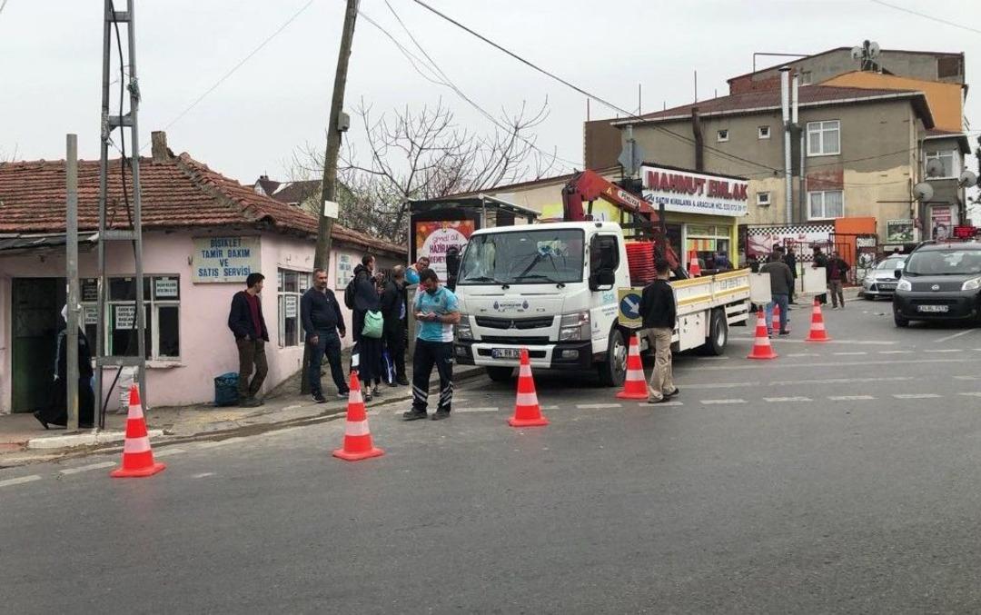 Sultanbeyli&rsquo;de Motosiklet Onarım Aracına &Ccedil;arptı: 2 Yaralı