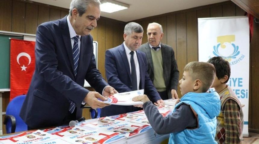 Demirkol, &Ccedil;ocuklara Kitap Dağıttı