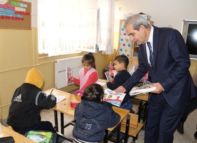 Demirkol, Çocuklara Kitap Dağıttı