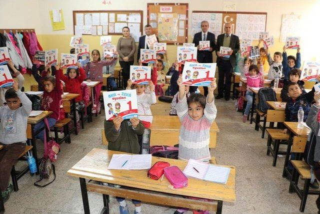 Demirkol, Çocuklara Kitap Dağıttı