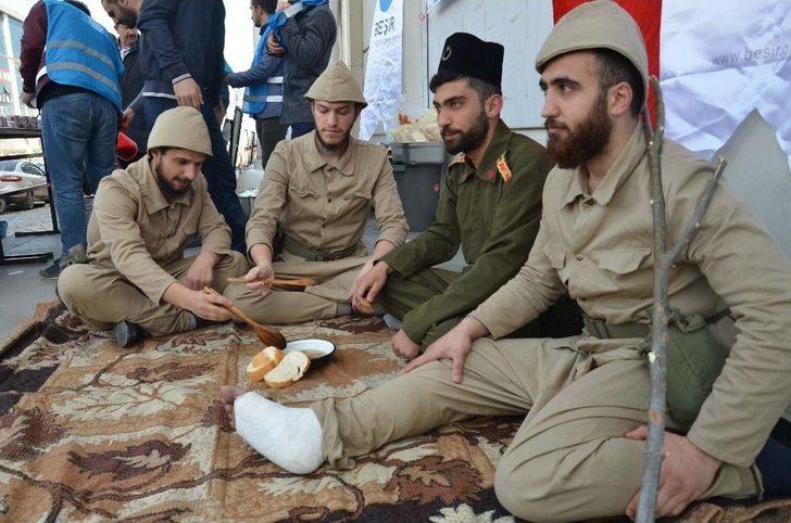 Asker Elbisesi Giyerek Hoşaf Ve Ekmek Dağıttılar G2