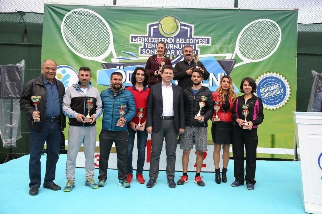 &Uuml;st&uuml; Tenis Kortu Altı Pazaryeri
