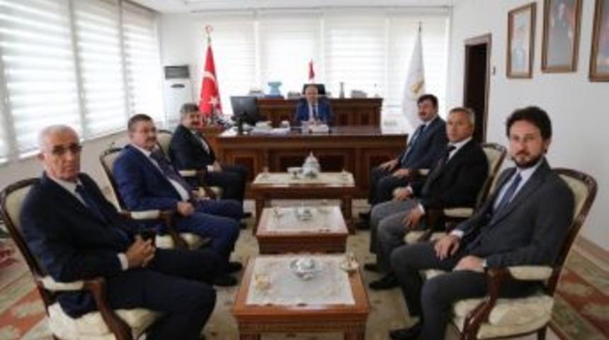 Vali, Başkan Ak&ccedil;adurak&rsquo;ı Tebrik Etti