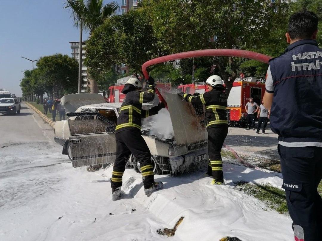Hatay&rsquo;da Seyir Halindeki Ara&ccedil; Alev Aldı