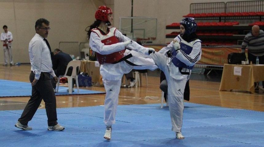 Taekwondo Gençler Grup Müsabakaları Tamamlandı