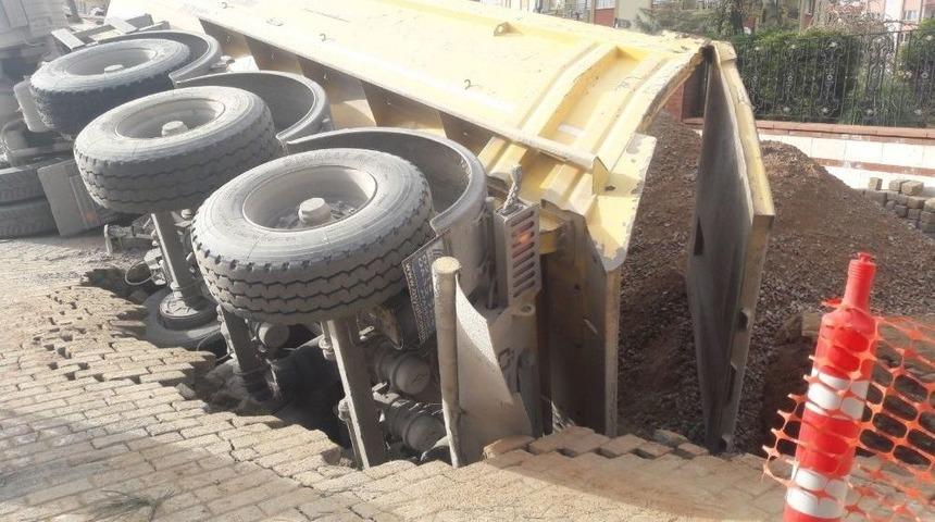 Hafriyat Kamyonu &Ccedil;ukura D&uuml;şt&uuml;