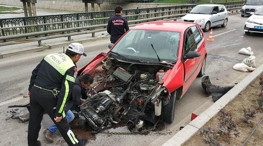 Ootomobil K&ouml;pr&uuml;n&uuml;n Bariyerlerine &Ccedil;arptı: 1 Yaralı