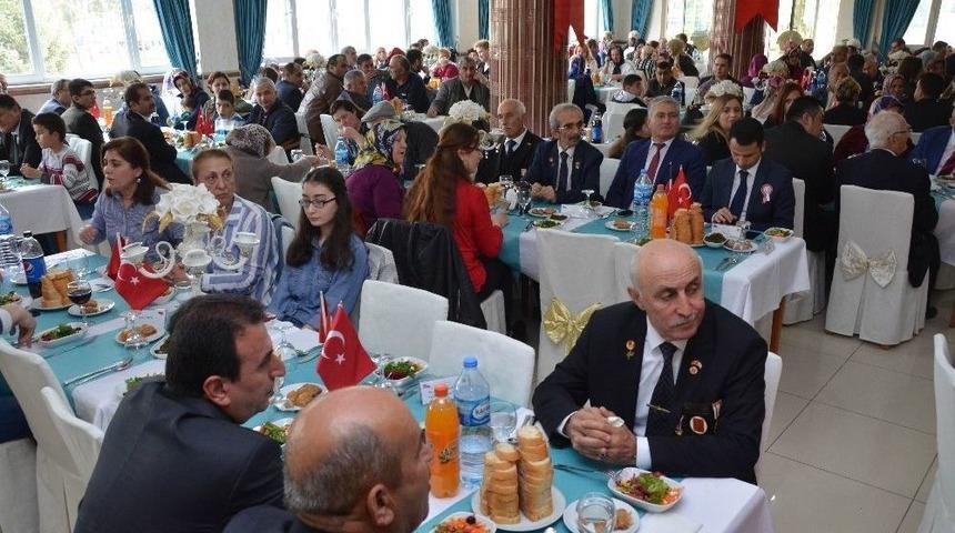 Şehit Ve Gazi Yakınları Yemekte Buluştu