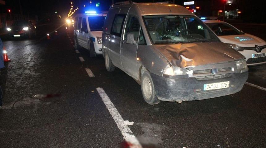 Hafif Ticari Ara&ccedil; Yayalara &Ccedil;arptı: 2 Yaralı