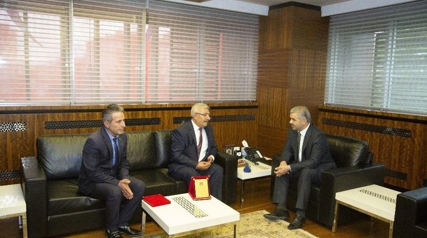 Kahraman Şof&ouml;rlere Başkan &Ccedil;elik&rsquo;ten Plaket