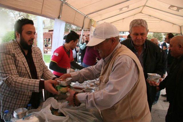 Asker Kıyafeti İle Üzüm Hoşafı Ve Ekmek Dağıtıldı