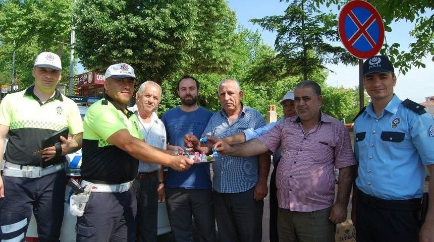 Malkara Polisinden S&uuml;r&uuml;c&uuml;lere Kolonya Ve Şeker İkramı
