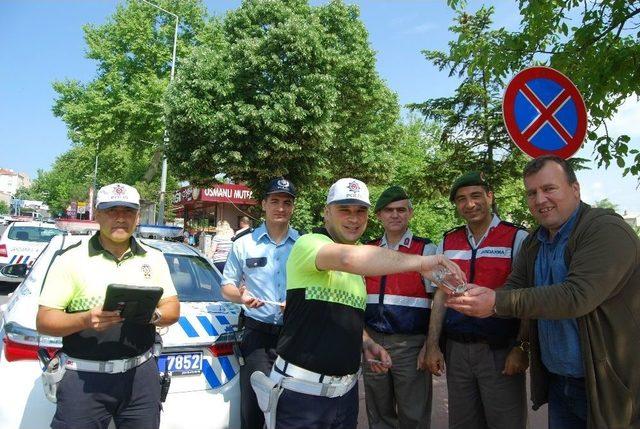 Malkara Polisinden Sürücülere Kolonya Ve Şeker İkramı