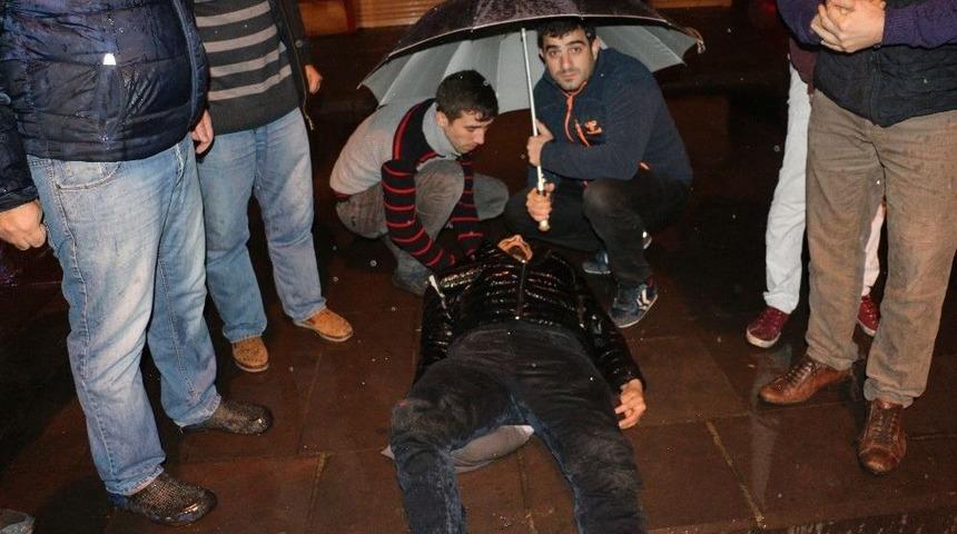 Zonguldak&rsquo;ta Kontrolden &Ccedil;ıkan Motosiklet Otomobile &Ccedil;arptı: 1 Yaralı