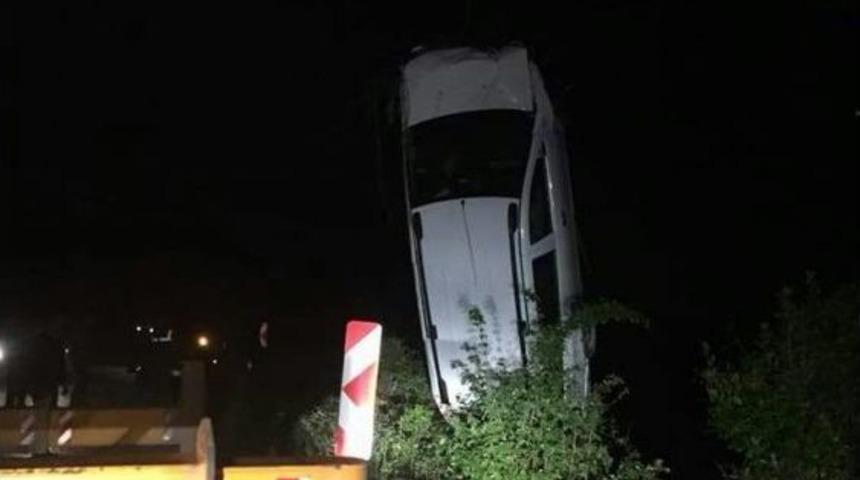 Uçuruma Yuvarlanan Araç, Ağaçlara Takılarak Durdu