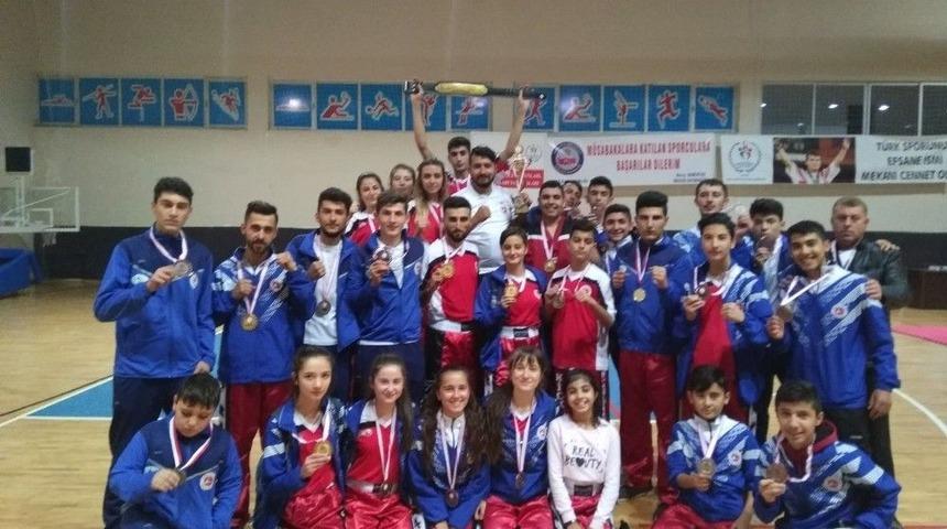 İlk M&uuml;sabakalarında Altın Kemeri Getirdiler