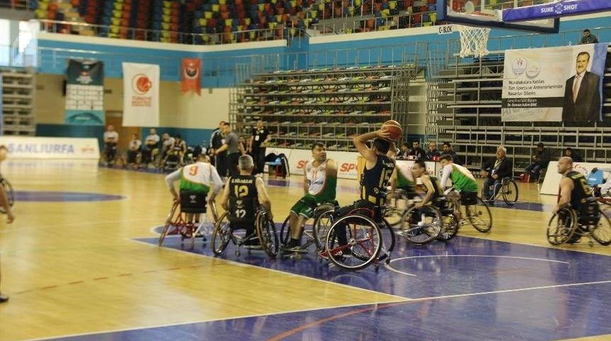 B&uuml;y&uuml;kşehir Belediyesi Tekerlekli Basketbol Takımı Potada Liderliğini S&uuml;rd&uuml;r&uuml;yor