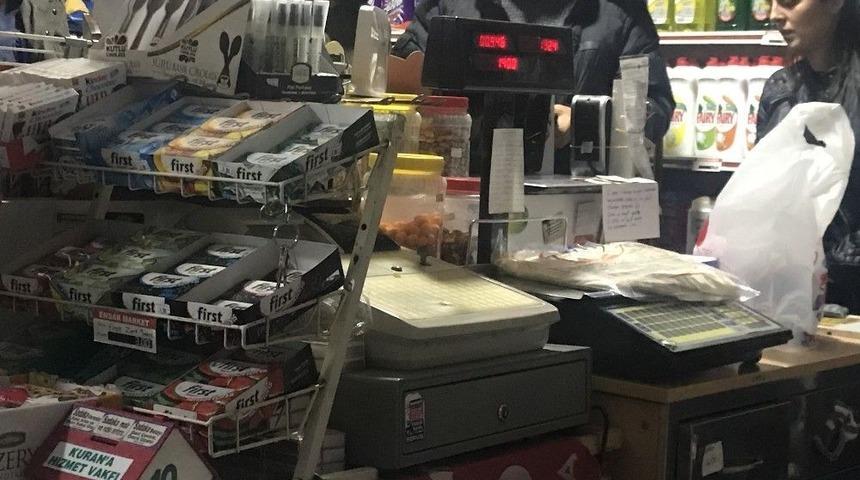 Markete Giren Silahlı Hırsızlar G&uuml;venlik Kamerasına Takıldı