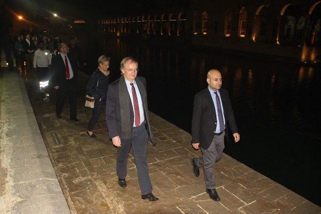 Ab T&uuml;rkiye Delegasyonu Başkanı Berger, Balıklıg&ouml;l&rsquo;&uuml; Gezerek, Balıklara Yem Attı 1