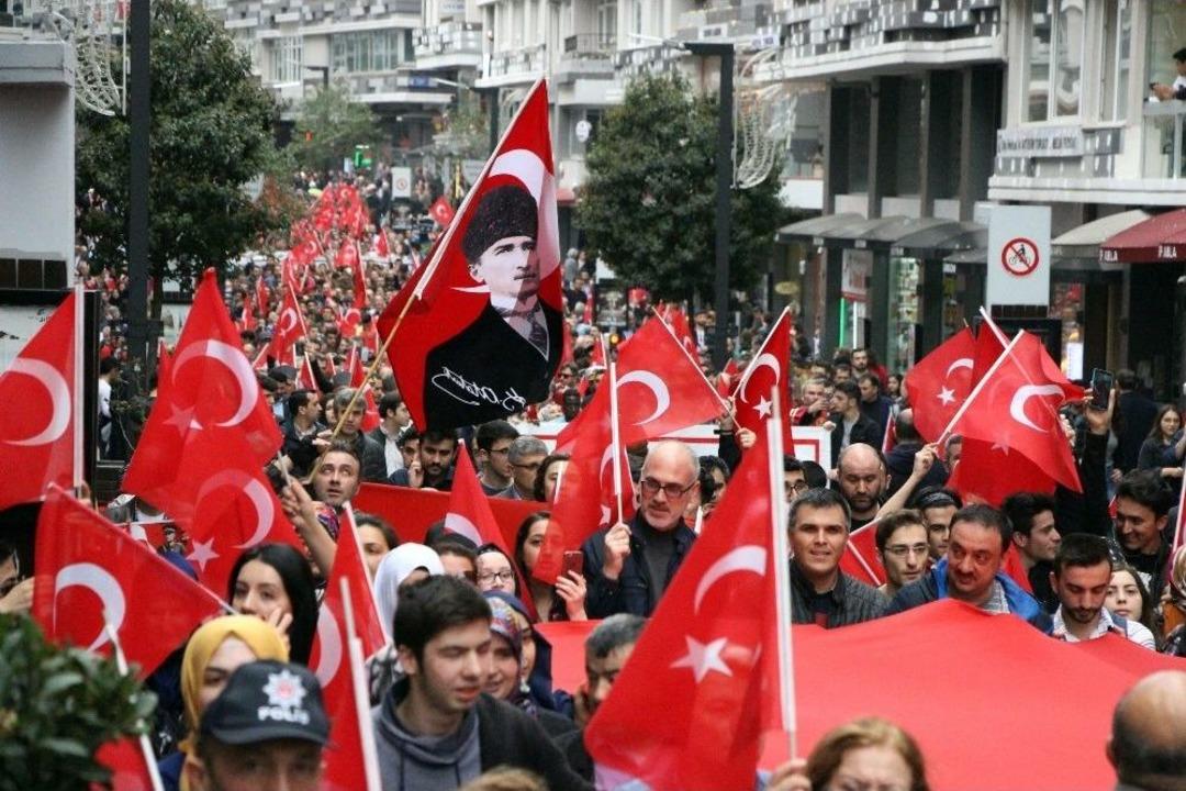 Samsunlular Şehitler İ&ccedil;in Y&uuml;r&uuml;d&uuml;