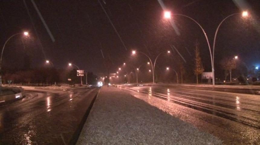 Ankara&rsquo;da Mevsimin İlk Karı Yağdı