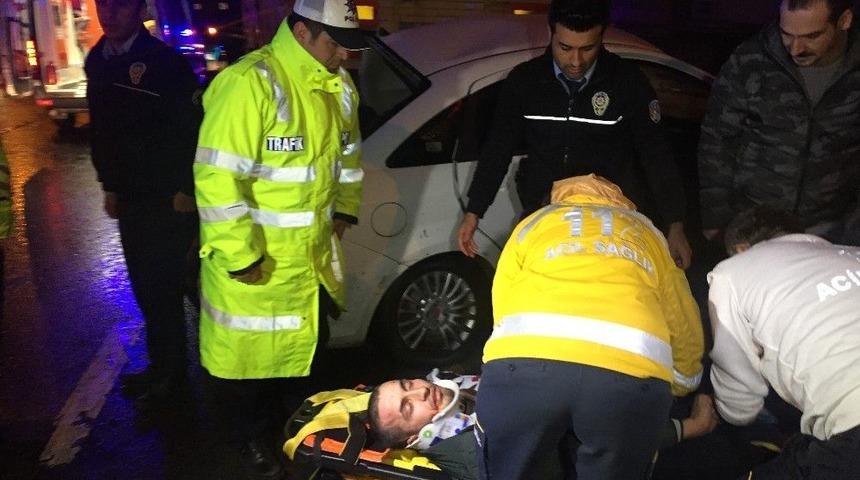 Şişli&rsquo;de Otomobil, Duran Kamyonete &Ccedil;arptı; 3 Yaralı