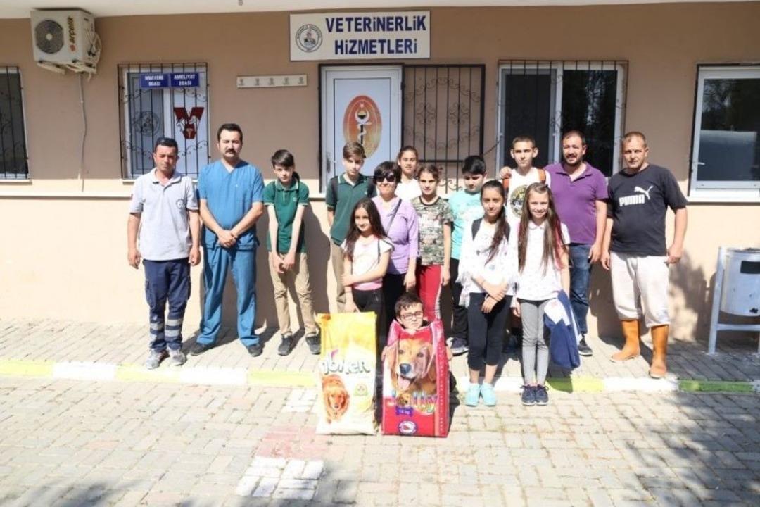 &Ouml;ğrenciler Yavru K&ouml;pekleri Elleriyle Besledi