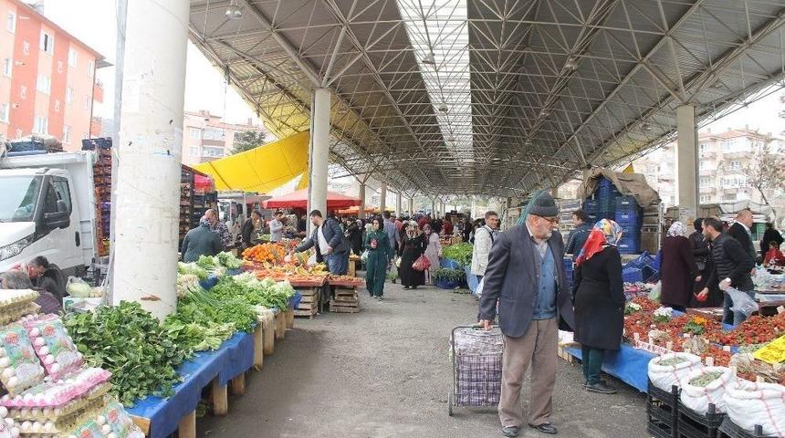 Pazarda İstiklal Marşı&rsquo;nı Duyunca Saygı Duruşuna Ge&ccedil;tiler
