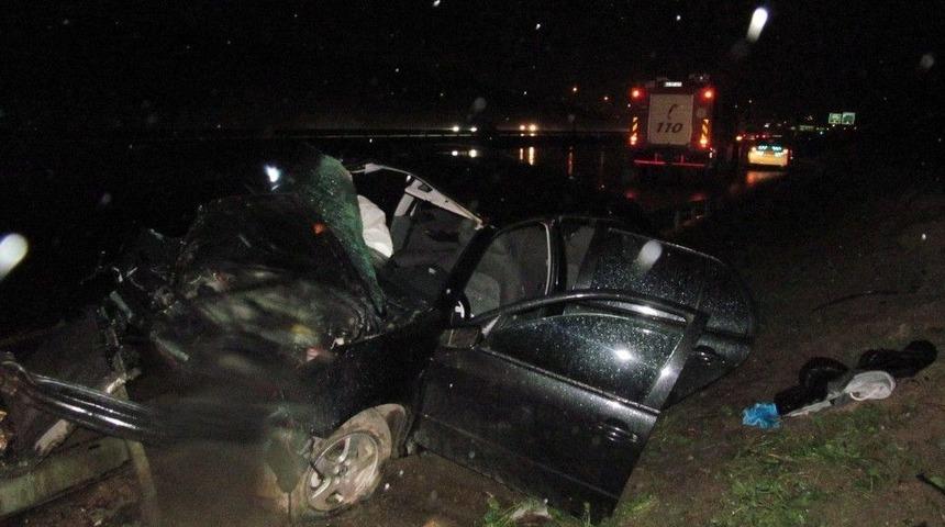 Tem&rsquo;de Otomobil Kayganlaşan Yolda Kontrolden &Ccedil;ıktı: 1 &Ouml;l&uuml;, 4 Yaralı