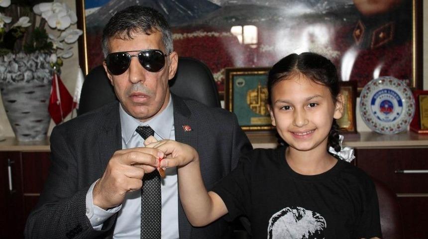 Yarışmadan Kazandığı &Ccedil;eyrek Altını Şehit Ve Gaziler Derneğine Verdi