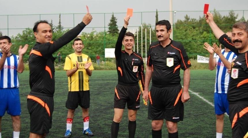 Hakeme Kırmızı Kart Gösterildi