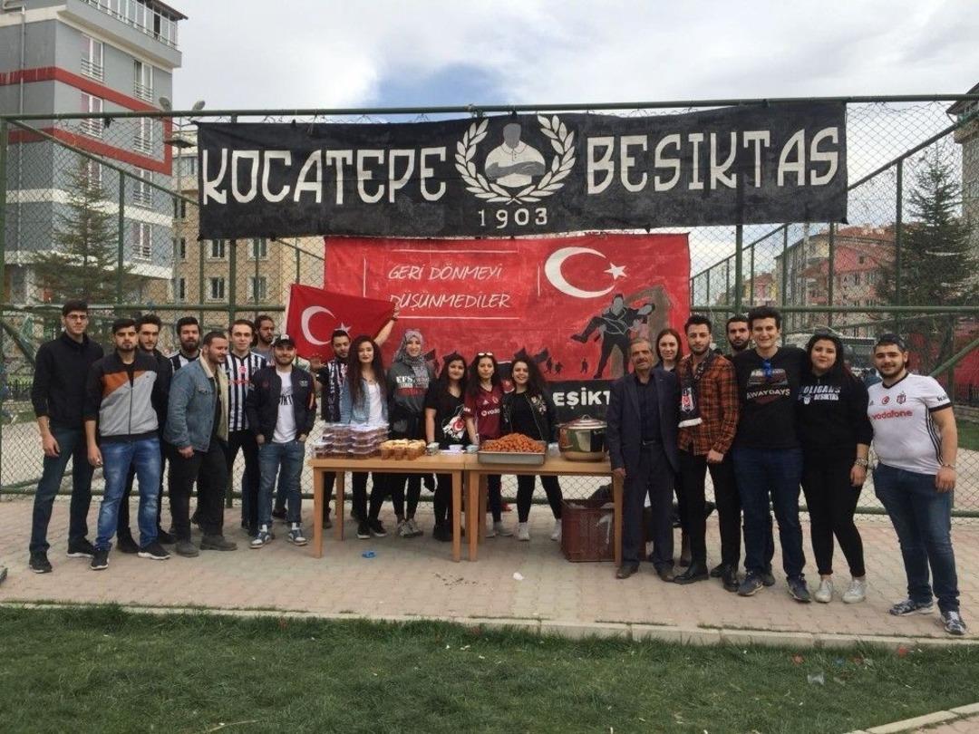 Afyonkarahisarlı Esnaftan Vatandaşlara &Uuml;z&uuml;m Hoşafı Ve Ekmek Dağıttı