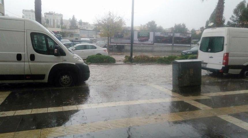 Didim&rsquo;de Sağanak Yağış Hayatı Olumsuz Etkiledi