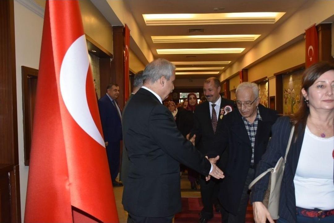 Vali G&uuml;ven&ccedil;er Şehit Aileleri Ve Gazilerle Yemekte Buluştu