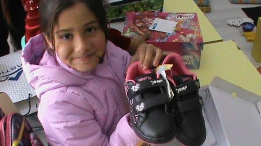 Kocag&uuml;rl&uuml; &Ouml;ğrencilere Kışlık Ayakkabı Dağıtıldı