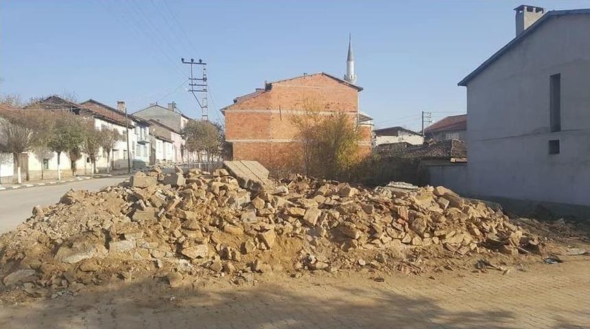 Pazaryeri&rsquo;nde Metruk Binalar Yıkılıyor