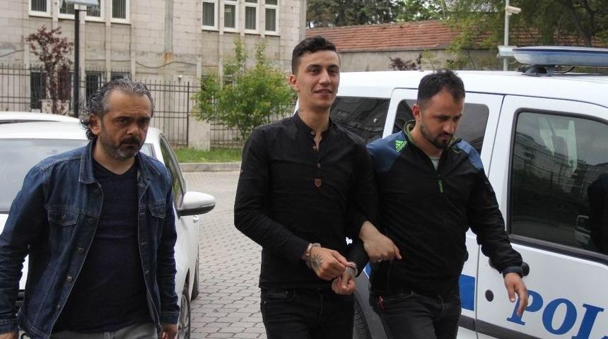 Uyuşturucudan Aranan Genç Saklandığı Odun Çuvalları Arasında Böyle Yakalandı