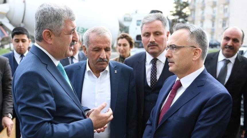 Maliye Bakanı Ağbal, Yeşilyurt Belediyesini Ziyaret Etti