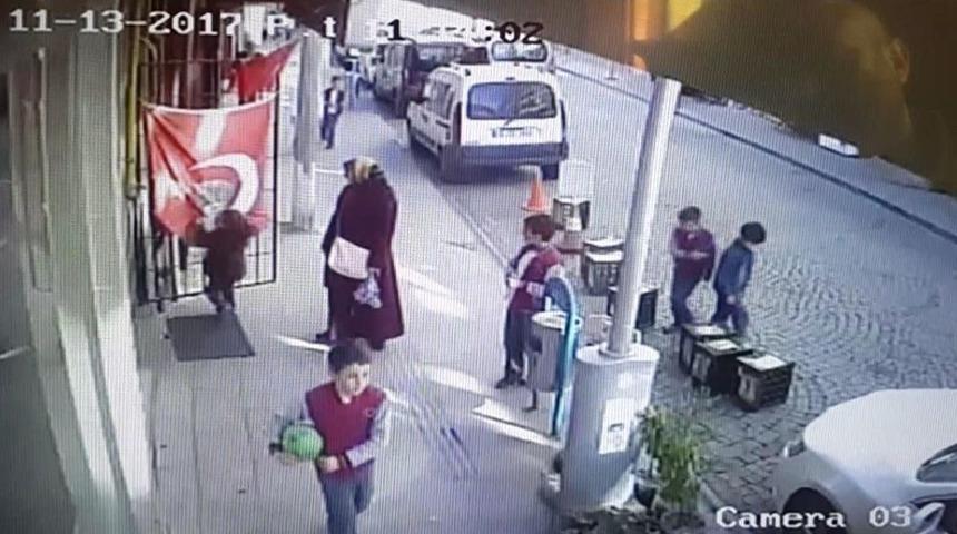 T&uuml;rk Bayrağını &Ouml;pmeden Okula Gitmiyorlar