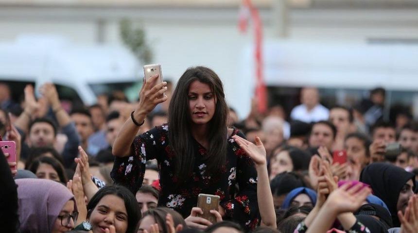 Nusaybinli Gen&ccedil;ler Emre Aydın Konseri İle Coştu